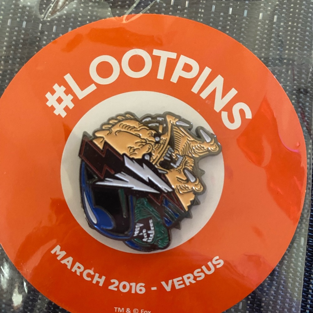 Loot crate exclusive alien vs predator pin
